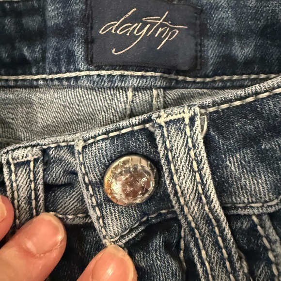 Daytrip Girl’s Shorts Size 5. From The Buckle. Bling, Dark Wash. Style #BTK168. - Picture 3 of 5